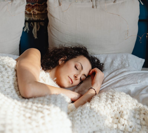 femme qui dort dans un lit